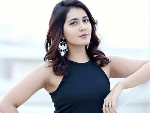 Read more about the article Raashii Khanna Flaunts in Black